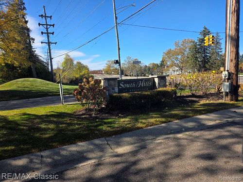 1806 S Hill Blvd, Bloomfield Hills, MI, 48304-1142 | Card Image