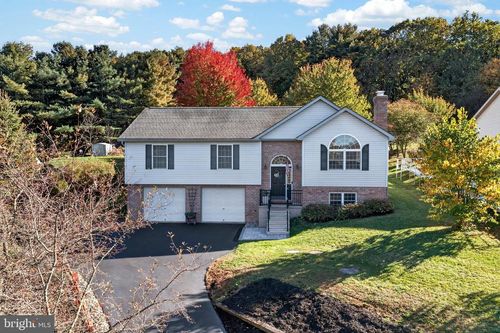 686 Wynonah Dr, AUBURN, PA, 17922-9401 | Card Image