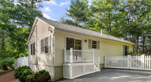 4 Circle St, Middleton, MA, 01949-1404 | Card Image