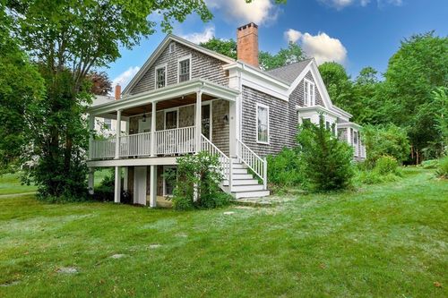 28 Main St, Mattapoisett, MA, 02739-2613 | Card Image