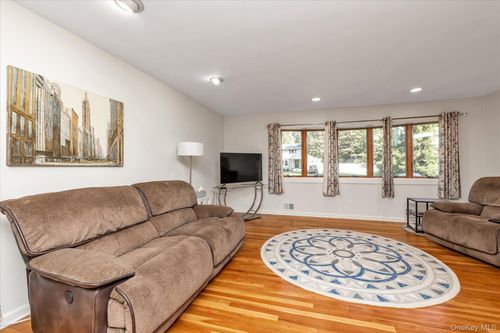 8 Monett Pl, Greenlawn, NY, 11740-1910 | Card Image