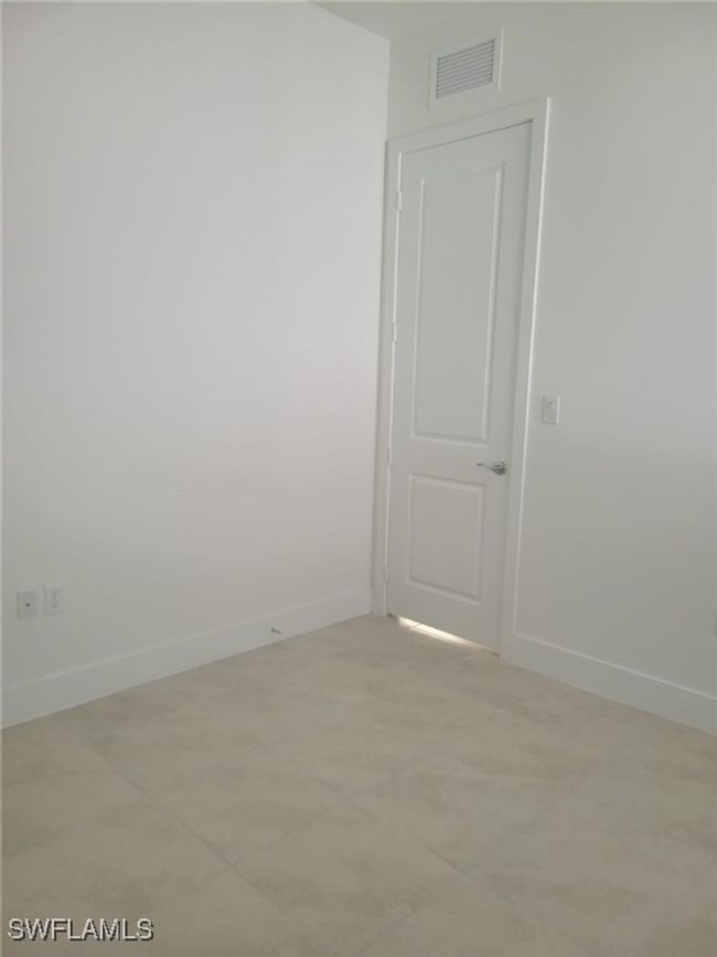 Unfurnished room with baseboards | Image 27