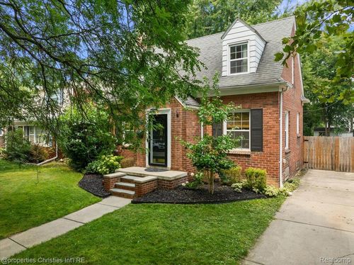 13356 Balfour Ave, Huntington Woods, MI, 48070-1703 | Card Image