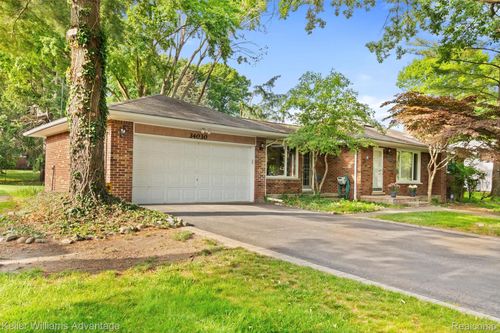 34030 Hampshire St, Livonia, MI, 48154-2724 | Card Image