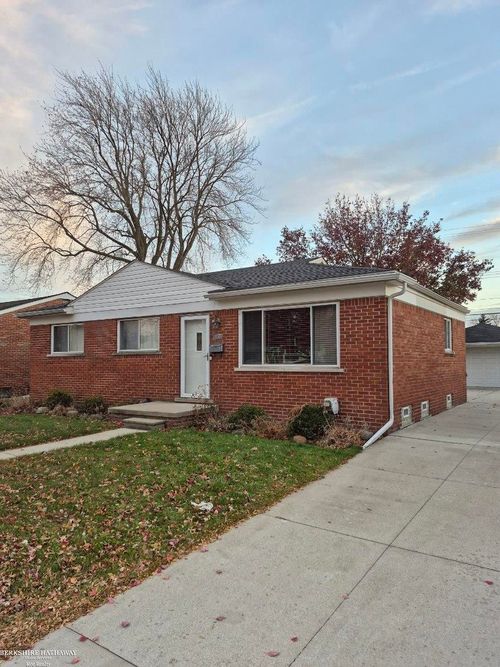 22016 Barton St, Saint Clair Shores, MI, 48081-1210 | Card Image