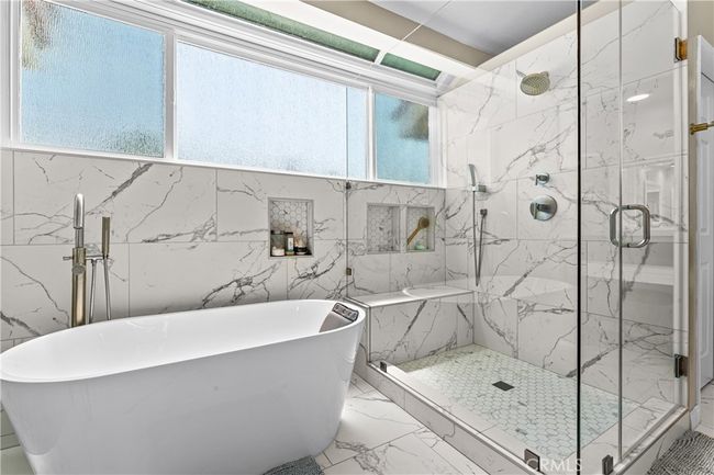 Primary Bathroom | Image 24
