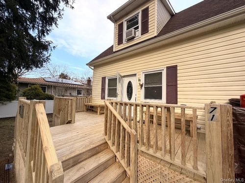 71 Crescent St, Yaphank, NY, 11980-9707 | Card Image