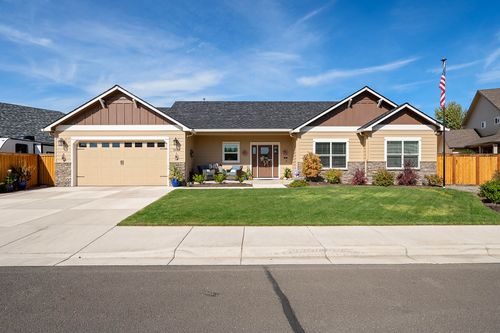 2035 Rabun Way, Central Point, OR, 97502-3662 | Card Image