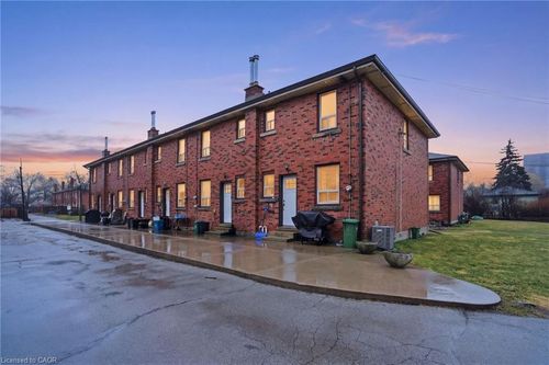424 E 42nd St, Hamilton, ON, L8T3A9 | Card Image