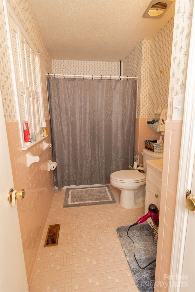 1352 W Cherokee St, House other with 3 bedrooms, 3 bathrooms and null parking in Blacksburg SC | Image 17