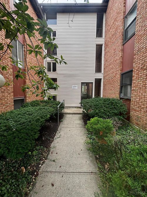 4901 Chalet Dr, Saint Bernard, OH, 45217-1452 | Card Image