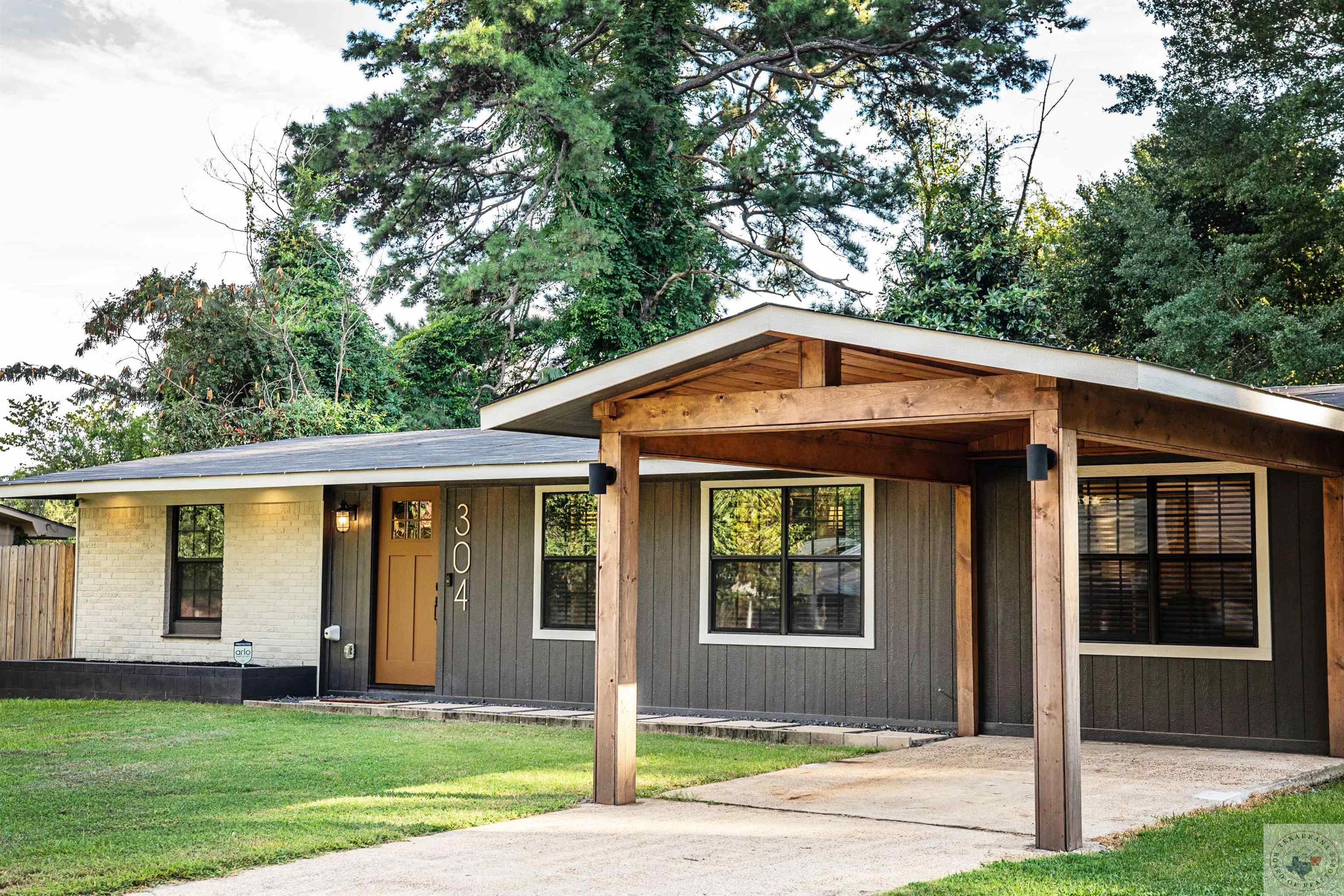 Rozzell Ave, Wake Village, TX 75501
