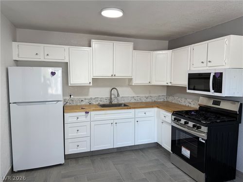 e-809 E Cartier Ave, North Las Vegas, NV, 89030-5622 | Card Image