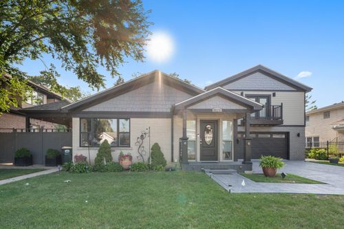 8828 Central Ave, Morton Grove, IL, 60053-2513 | Card Image