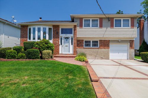 689 Allwyn St, Baldwin, NY, 11510-4517 | Card Image