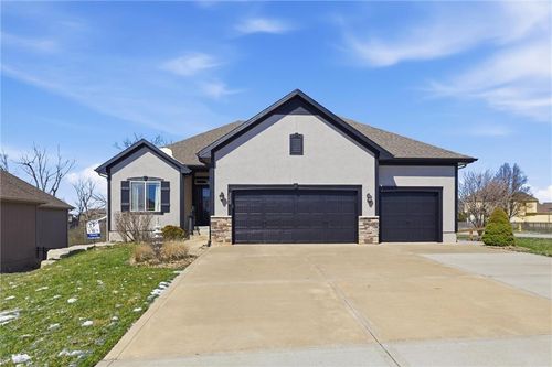 2400 Sw River Spring Rd, Lee's Summit, MO, 64082-4109 | Card Image