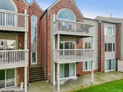 3388 Loon Lake Ct, Waterford, MI, 48329-4219 | Card Image