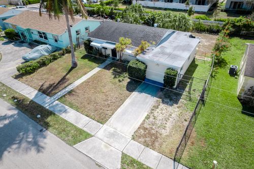 137 W 34th St, Riviera Beach, FL, 33404-3003 | Card Image