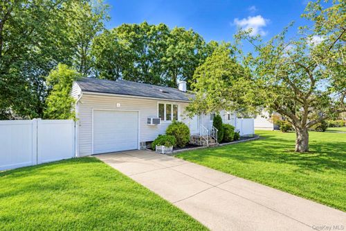 8 Norwalk Ln, Selden, NY, 11784-1207 | Card Image