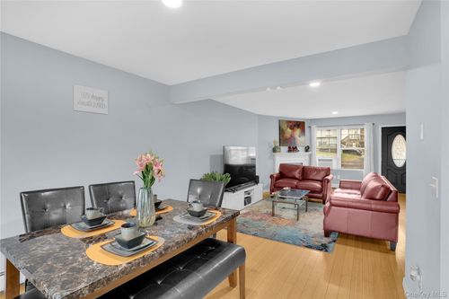 17 Revere Cir, Washingtonville, NY, 10992-1323 | Card Image