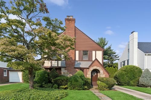 23 Wisteria Avenue, North Hempstead, NY, 11501 | Card Image