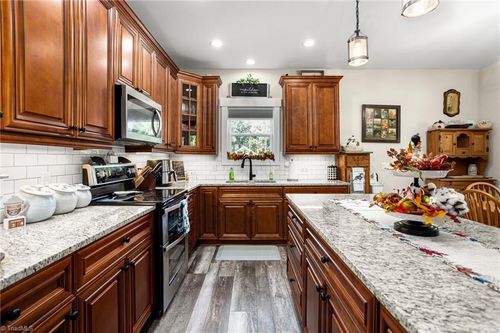 196 8th Ave, New London, NC, 28127-7634 | Card Image