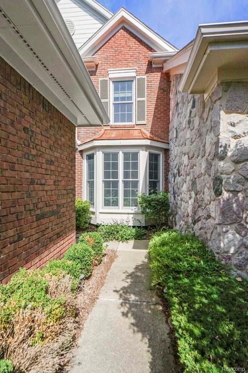 16658 Country Knoll Dr, Northville, MI, 48168-3401 | Card Image