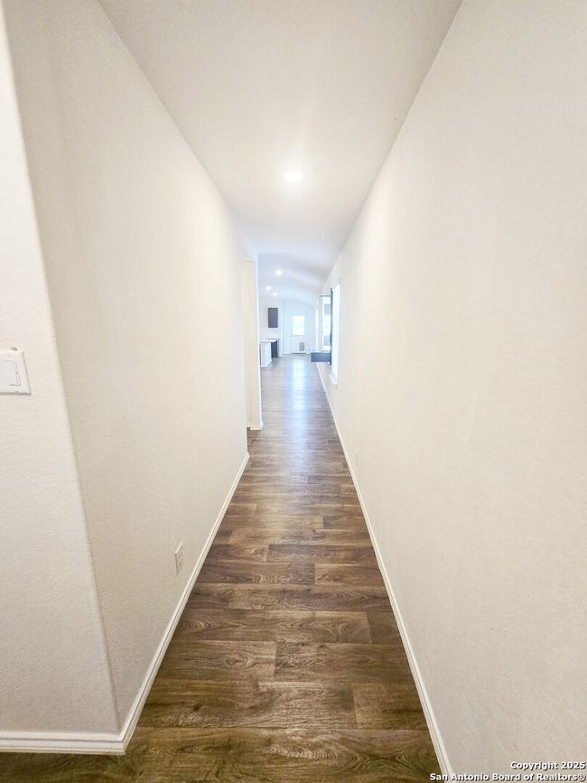 437 Middle Green Loop, House other with 3 bedrooms, 2 bathrooms and null parking in Floresville TX | Image 8