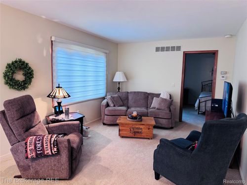 588 Oakbrook Cir, Flushing, MI, 48433-1704 | Card Image