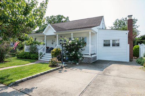 320 Brooklyn Ave, Massapequa Park, NY, 11762-3437 | Card Image