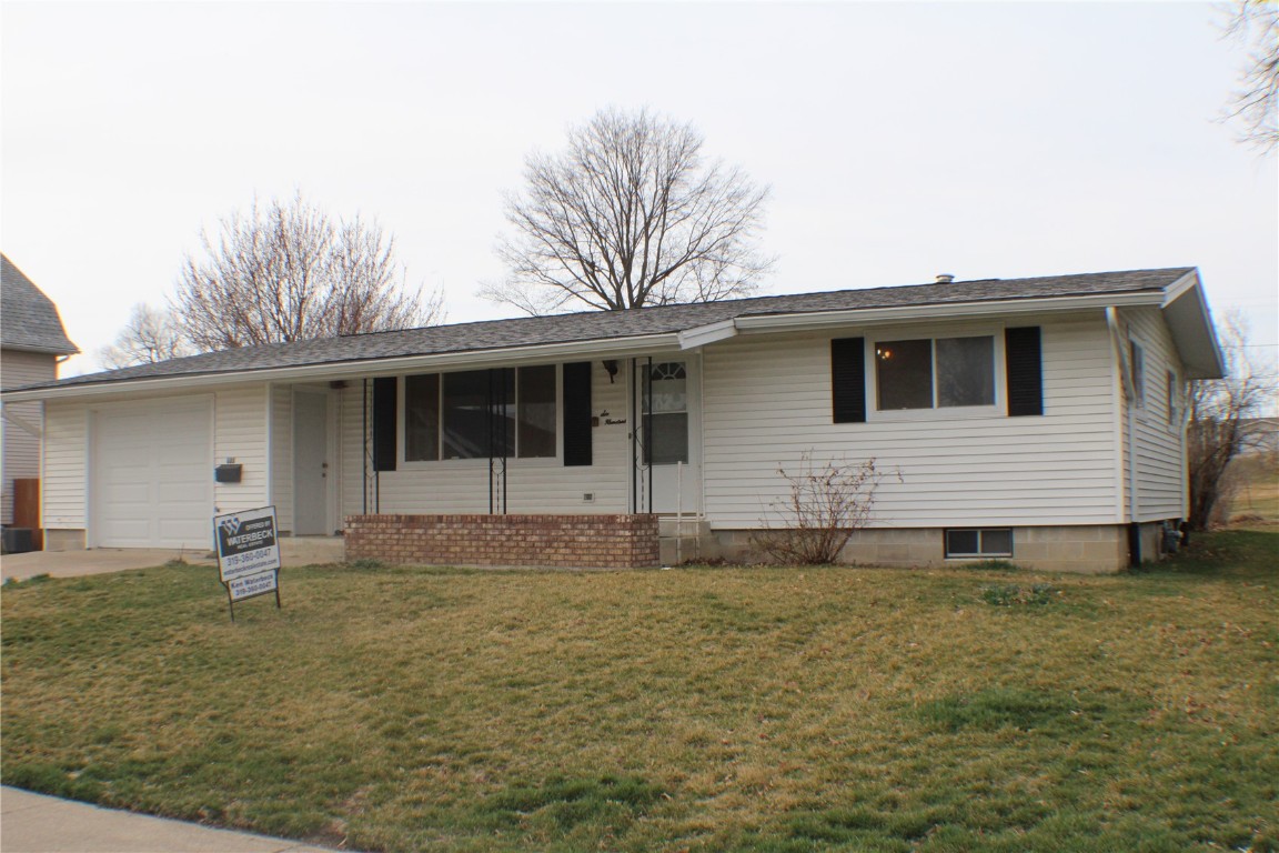 16th St, Belle Plaine, IA 52208