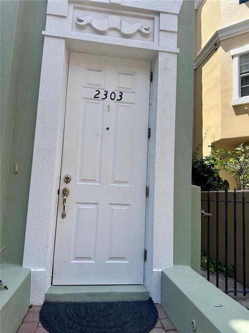 2303 Kensington Garden Ln, Tampa, FL, 33609-3829 | Card Image