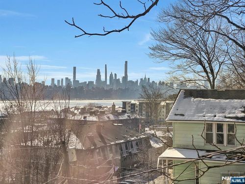 9 Old Wood Rd, Edgewater, NJ, 07020-1212 | Card Image