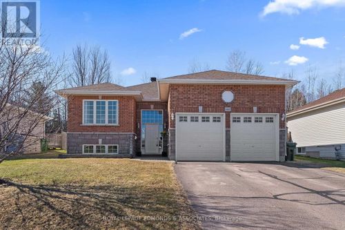 669 Fairview Ave S, Pembroke, ON, K8A8N4 | Card Image