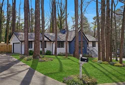 5077 Martindale Ln, Stone Mountain, GA, 30088-1218 | Card Image
