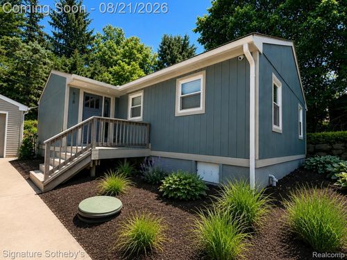 818 N Main St, Milford, MI, 48381-1527 | Card Image