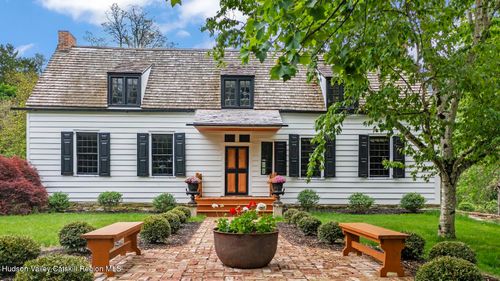 33 Broad St, Kinderhook, NY, 12106-7702 | Card Image