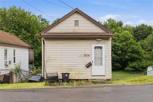 304 Division St, West Mifflin, PA, 15122-1814 | Card Image