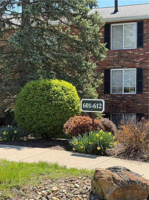 608 Bonnie Brae Dr, Moon/Crescent Twp, PA, 15108 | Card Image