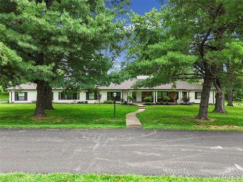 18 Country Aire Dr, Saint Louis, MO, 63131-2318 | Card Image