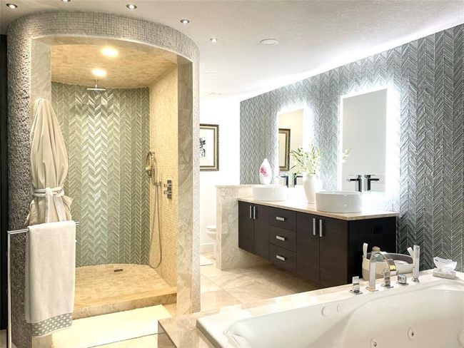 Master Bathroom | Image 16