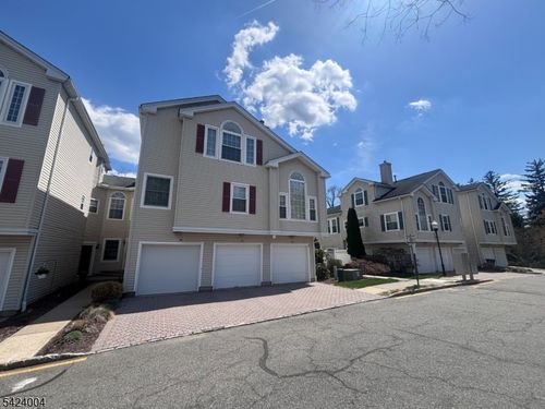 66 Witherspoon Ct, Morristown, NJ, 07960-2735 | Card Image