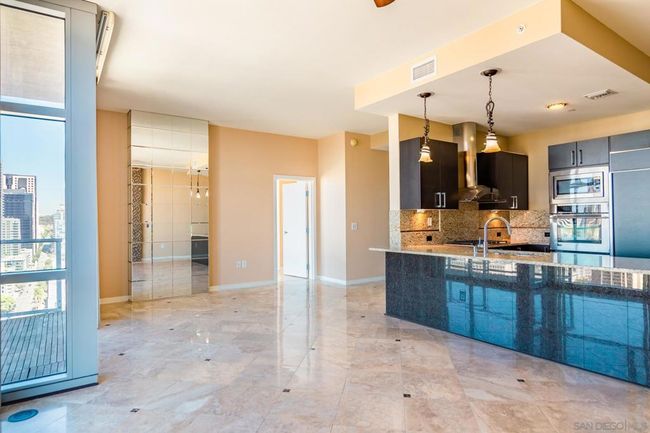 2301 - 800 The Mark Ln, House other with 2 bedrooms, 2 bathrooms and 2 parking in San Diego CA | Image 4