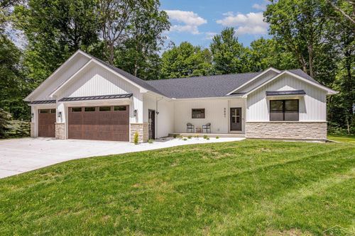 9841 Beech Tree Ln, Frankenmuth, MI, 48734-9101 | Card Image