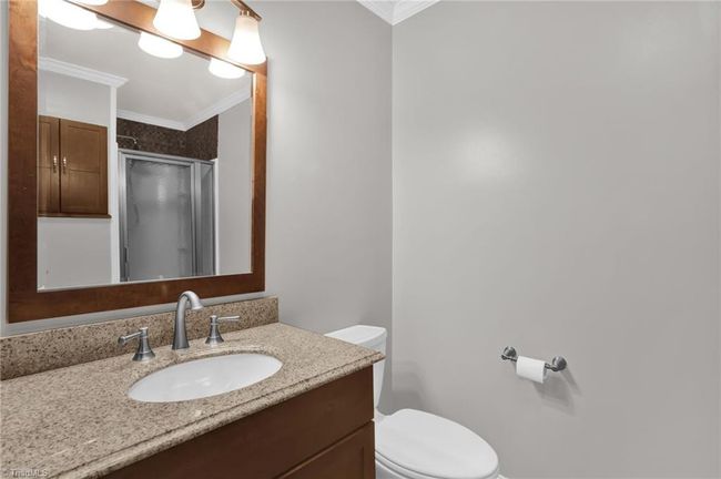 Guest bath on upper | Image 18