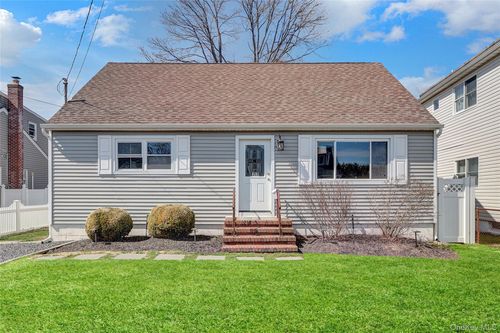 77 Farmers Ave, Lindenhurst, NY, 11757-2136 | Card Image