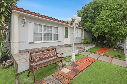 450 Nw 40th Ct, MIAMI, FL, 33126-5678 | Card Image