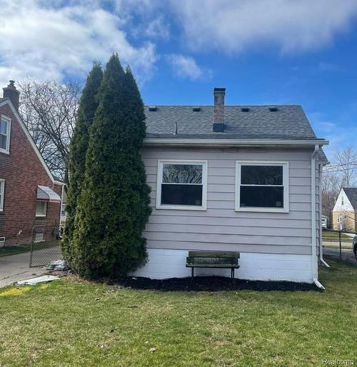 20661 Washtenaw St, Harper Woods, MI, 48225-2256 | Card Image