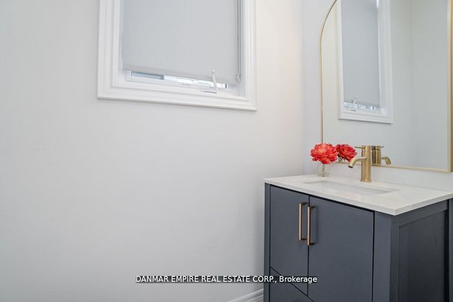 31 Hiawatha Crt, House attached with 3 bedrooms, 4 bathrooms and 2 parking in Vaughan ON | Image 6
