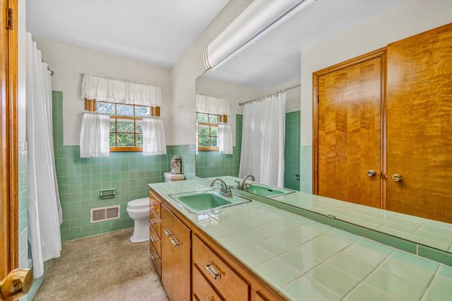 Hall Bathroom | Image 11